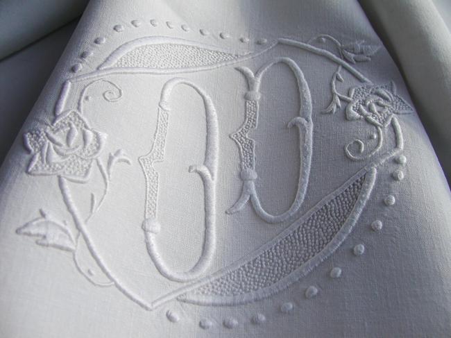 Merveilleux drap brodé et richement ajouré de rivières avec monogramme fleuri OD