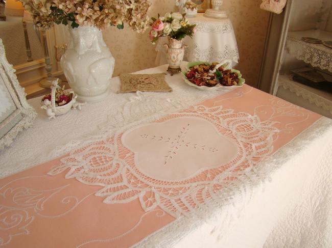 Superbe centre de table en dentelle Renaissance et broderie anglaise  1900