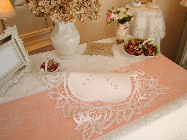 Superbe centre de table en dentelle Renaissance et broderie anglaise  1900