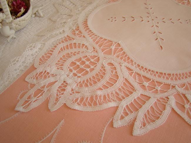 Superbe centre de table en dentelle Renaissance et broderie anglaise  1900