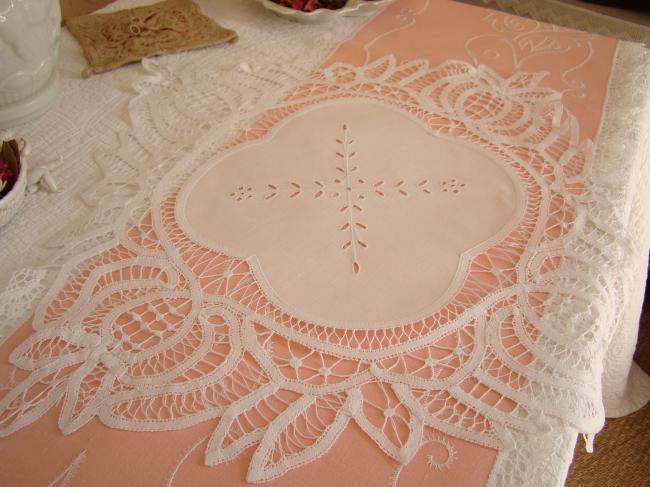 Superbe centre de table en dentelle Renaissance et broderie anglaise  1900