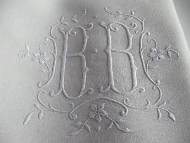 Superbe drap en toile de lin brodé d'un monogramme fleuri BB, rivière ajourée