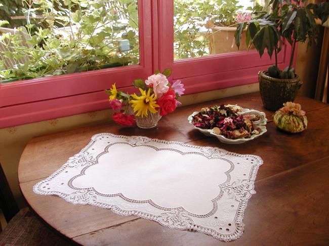 Splendid tray cloth with very glamourous chemical lace 1900