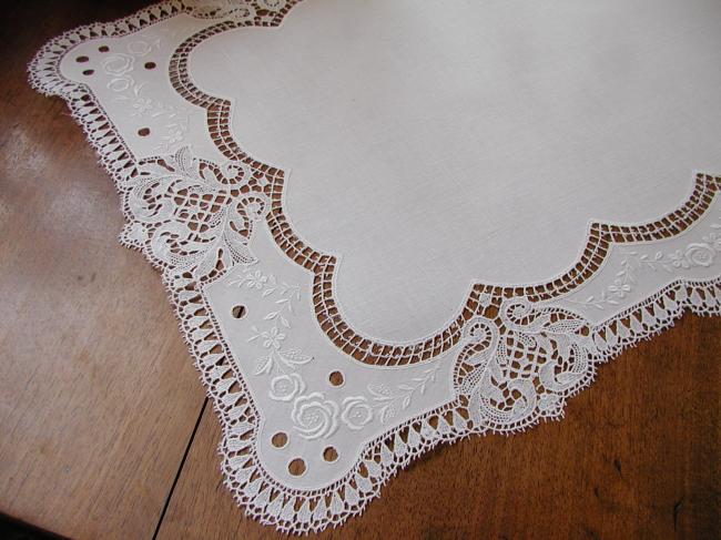 Splendid tray cloth with very glamourous chemical lace 1900