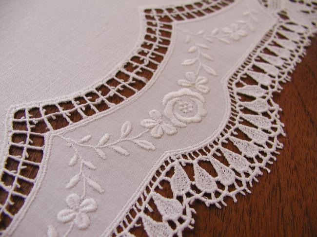 Splendid tray cloth with very glamourous chemical lace 1900