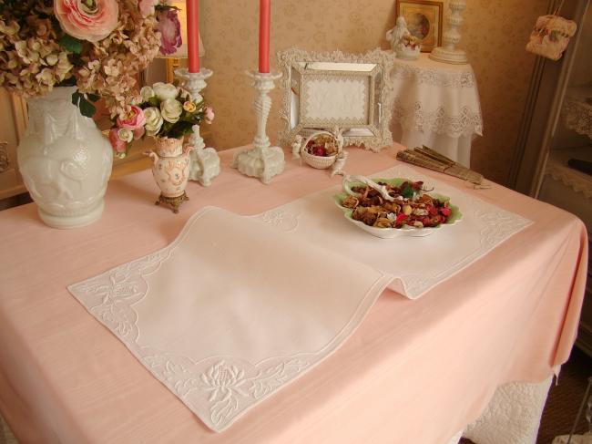 Superbe chemin de table en lin avec pourtour de pivoines ajourées 