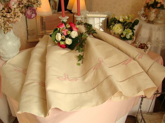 Romantique drap en toile de lin et coton agrémenté d'un décor floral rose