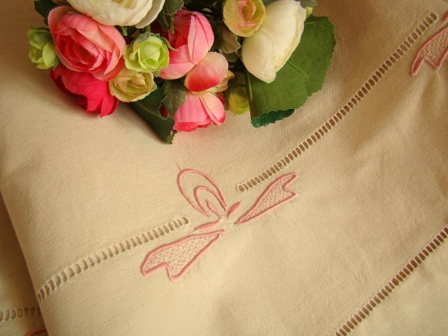 Romantique drap en toile de lin et coton agrémenté d'un décor floral rose