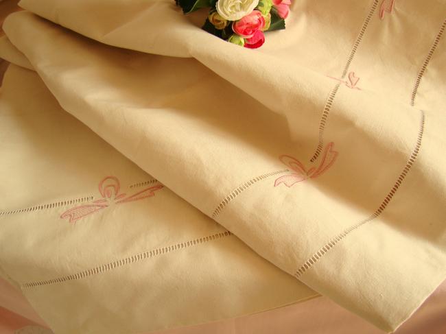 Romantique drap en toile de lin et coton agrémenté d'un décor floral rose