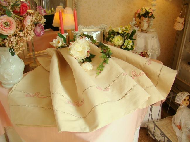 Romantique drap en toile de lin et coton agrémenté d'un décor floral rose