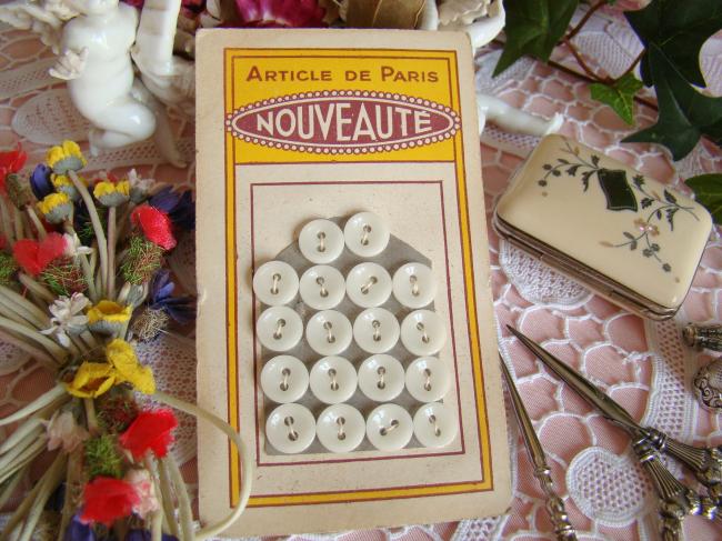 Jolie carte de 18 petits boutons ronds en opaline blanche' Article de Paris'1930