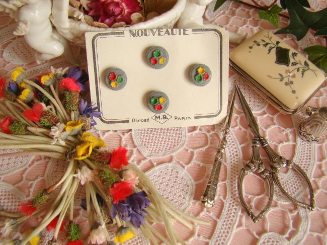  4 charmants boutons sur carte en opaline avec fleurettes peintes à la main 1930