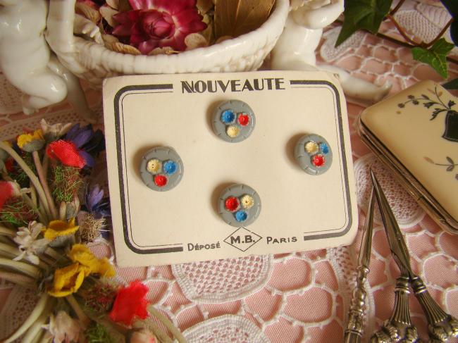 4 charmants boutons sur carte en opaline avec fleurettes peintes à la main 1930