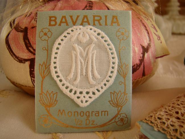 Adorable monogramme MM dans un cartouche ajouré de fine batiste 1900-20