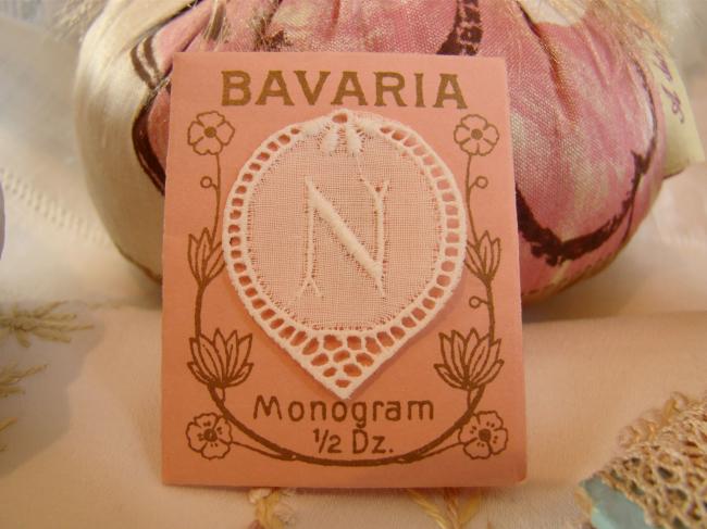 Joli monogramme N dans un cartouche ajouré de fine batiste 1900-20