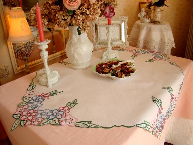 Linge ancien: Charmante nappe brodée de fleurs à la Richelieu 1940