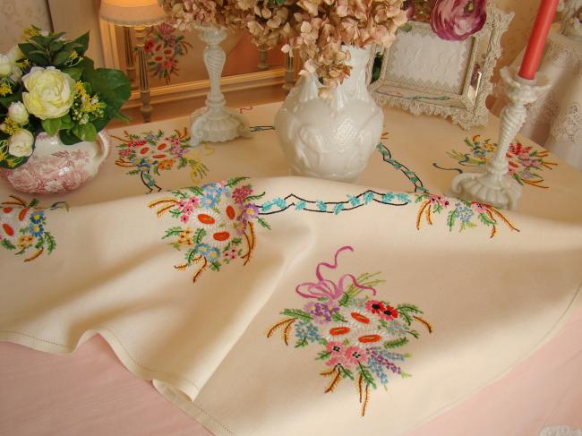 Très romantique nappe brodée à la main de superbes bouquets de fleurs