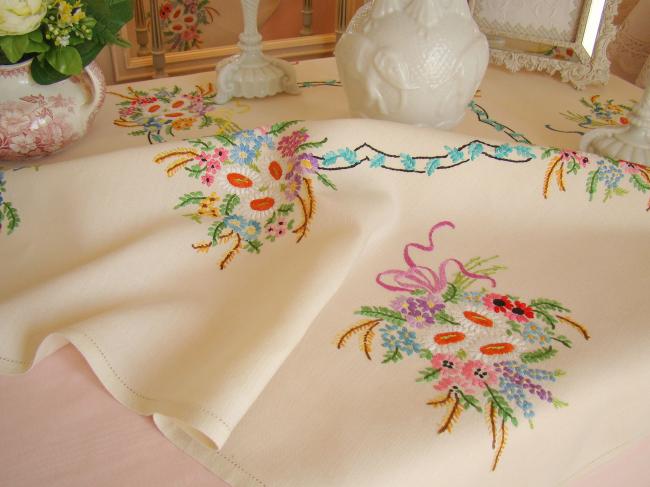 Très romantique nappe brodée à la main de superbes bouquets de fleurs