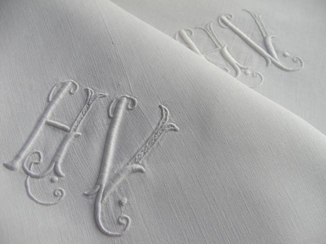 Exemplaire paire de taies d'oreiller en batiste de lin brodées  monogramme HV