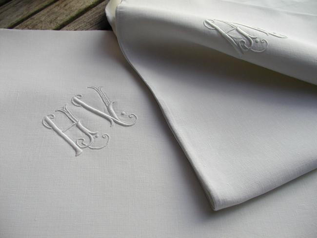 Exemplaire paire de taies d'oreiller en batiste de lin brodées  monogramme HV