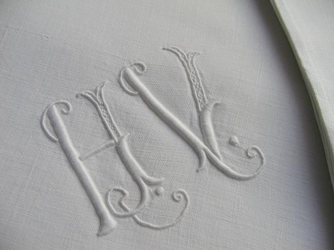 Exemplaire paire de taies d'oreiller en batiste de lin brodées  monogramme HV