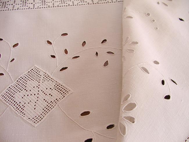 Delightfull  tablecloth with inserts&edging crochet lace and Colbert embroidery