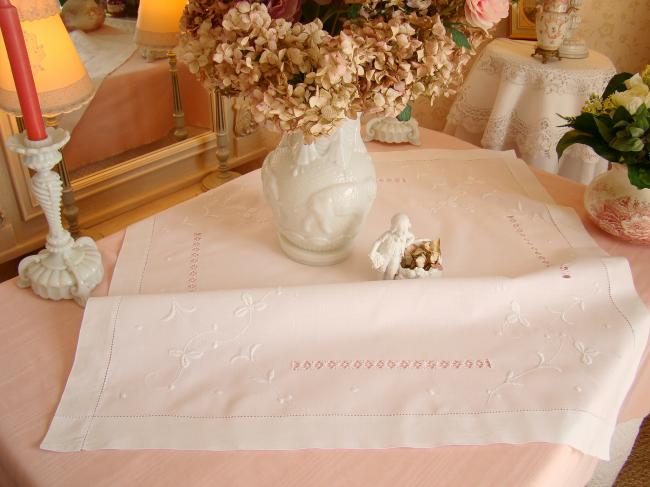 Adorable sur-nappe en batiste de coton brodée de trèfles et rivières ajourées 