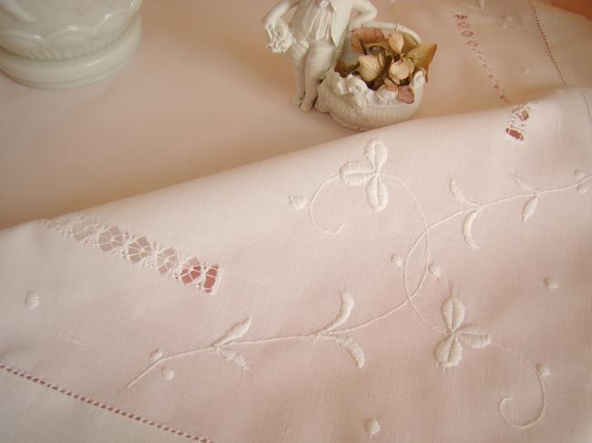 Adorable sur-nappe en batiste de coton brodée de trèfles et rivières ajourées 