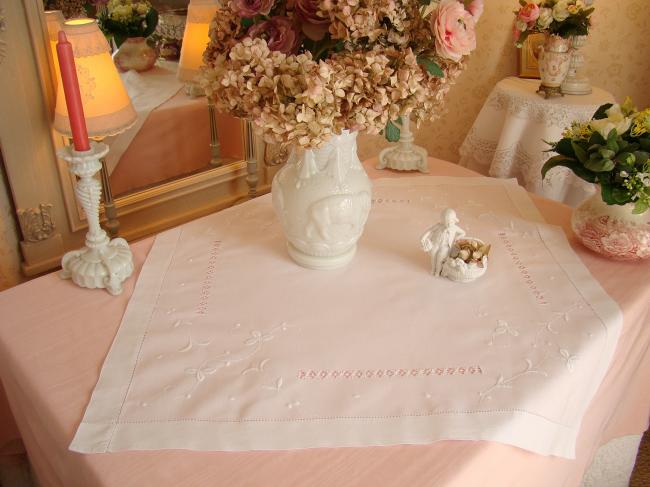 Adorable sur-nappe en batiste de coton brodée de trèfles et rivières ajourées 