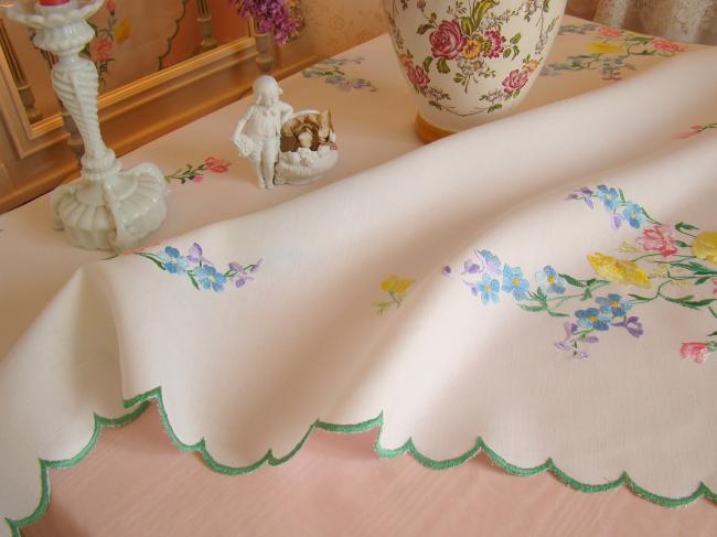 Adorable nappe en pur fil de lin brodée d'un romantique bouquet champêtre