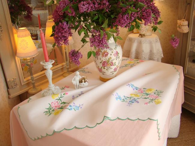 Adorable nappe en pur fil de lin brodée d'un romantique bouquet champêtre