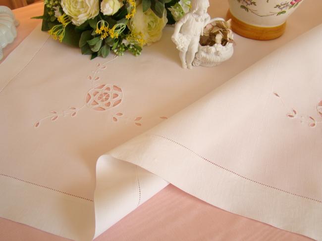 Linge ancien: Nappe en batiste de lin agrémentée d'une broderie ajourée