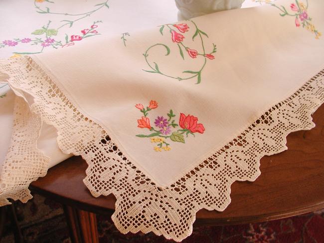 Epoustouflante nappe brodée de larges rinceaux de fleurs et dentelle