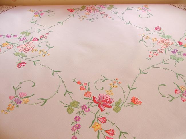 Epoustouflante nappe brodée de larges rinceaux de fleurs et dentelle