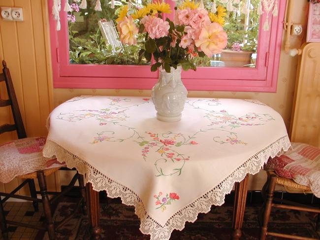 Epoustouflante nappe brodée de larges rinceaux de fleurs et dentelle