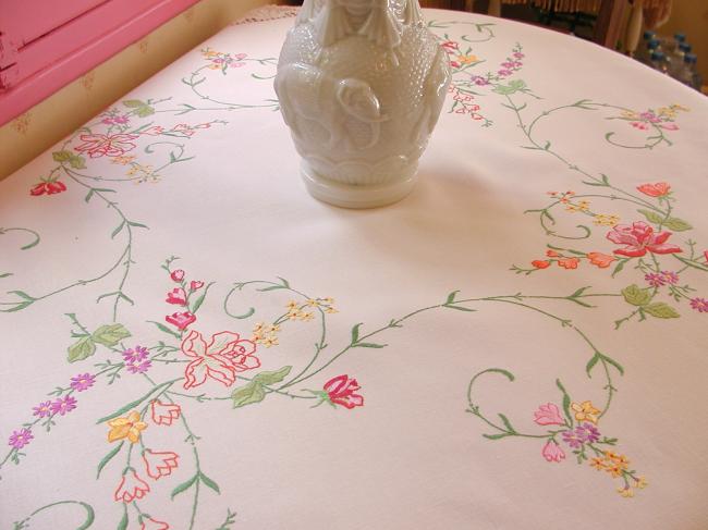 Epoustouflante nappe brodée de larges rinceaux de fleurs et dentelle