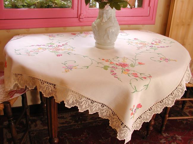 Epoustouflante nappe brodée de larges rinceaux de fleurs et dentelle