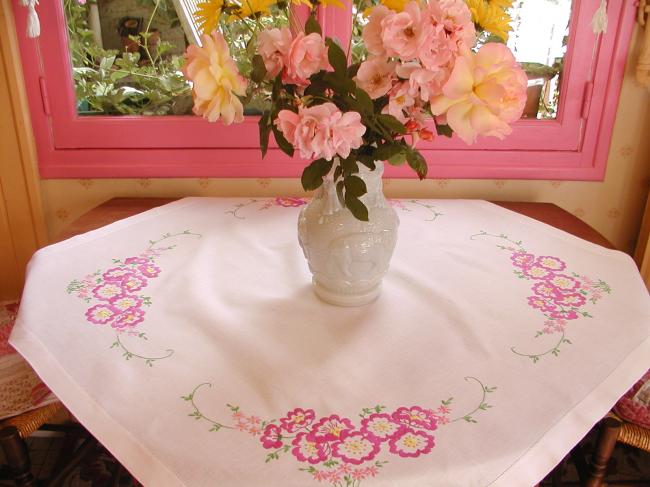 Superb tablecloth with hand-embroidered spring flowers