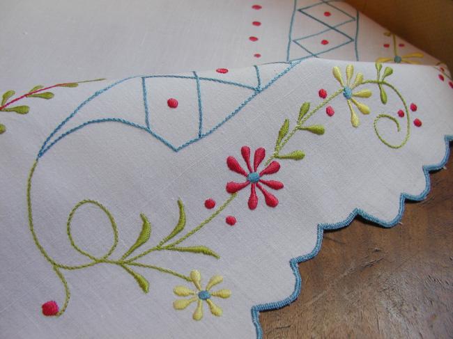 Gorgeous tablecloth with hand-embroidered flowers in pure Empire style