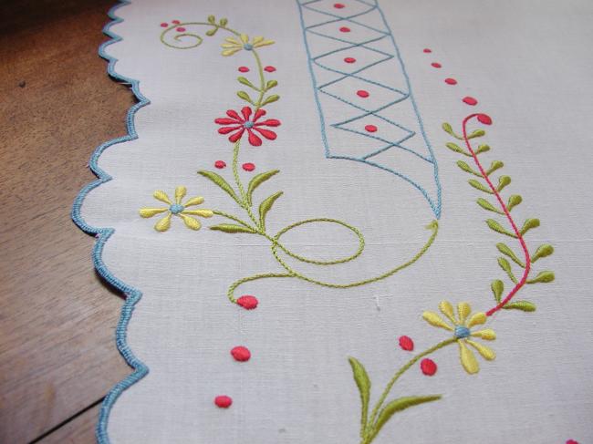 Gorgeous tablecloth with hand-embroidered flowers in pure Empire style