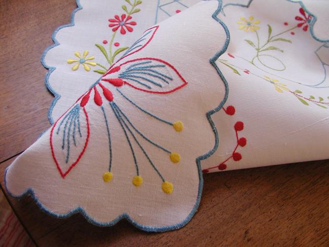 Gorgeous tablecloth with hand-embroidered flowers in pure Empire style