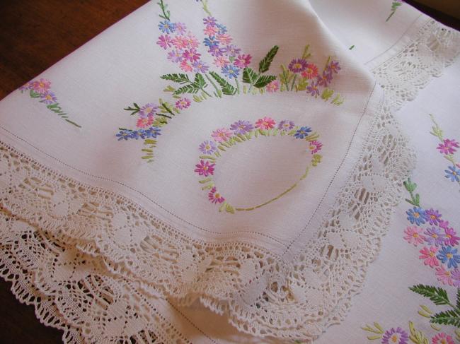 Really breathtaking tablecloth with hand-embroidered english garden and Cluny