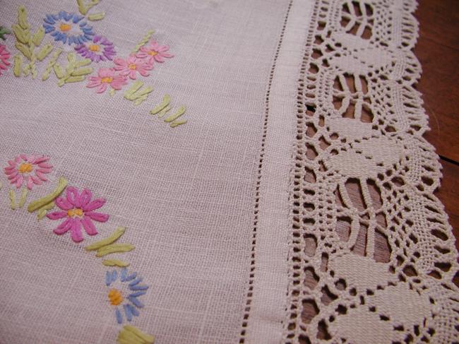 Really breathtaking tablecloth with hand-embroidered english garden and Cluny