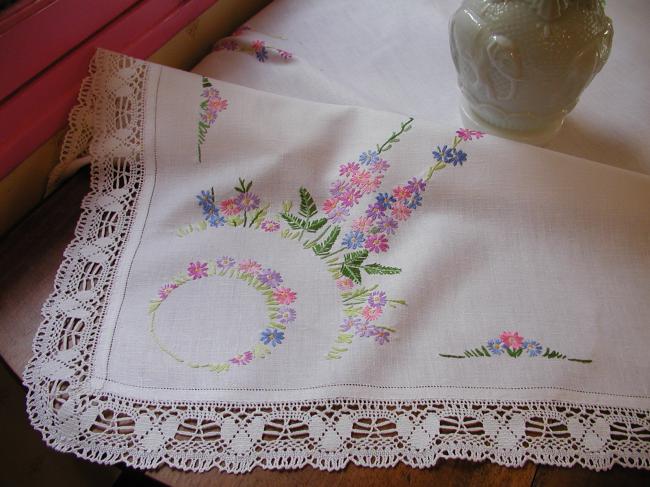 Really breathtaking tablecloth with hand-embroidered english garden and Cluny