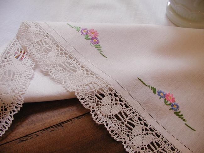 Really breathtaking tablecloth with hand-embroidered english garden and Cluny