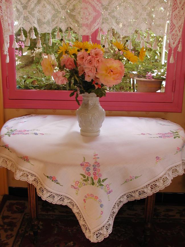 Really breathtaking tablecloth with hand-embroidered english garden and Cluny