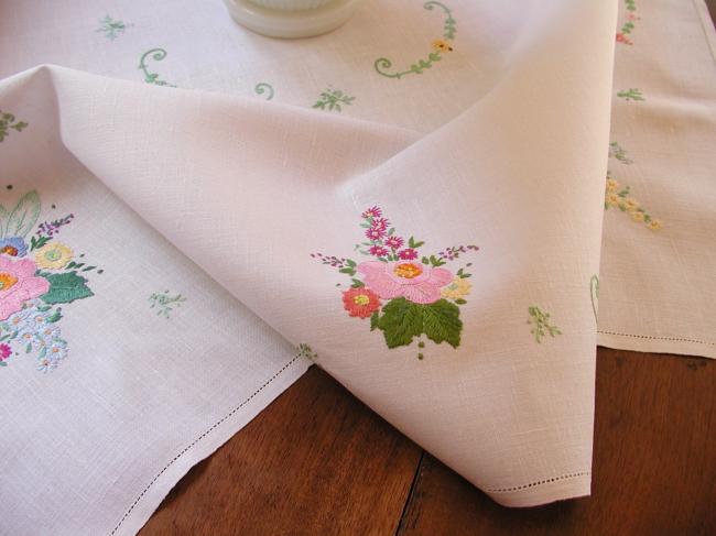 Si romantique nappe brodée à la main de fleurs en bouquet et rinceaux