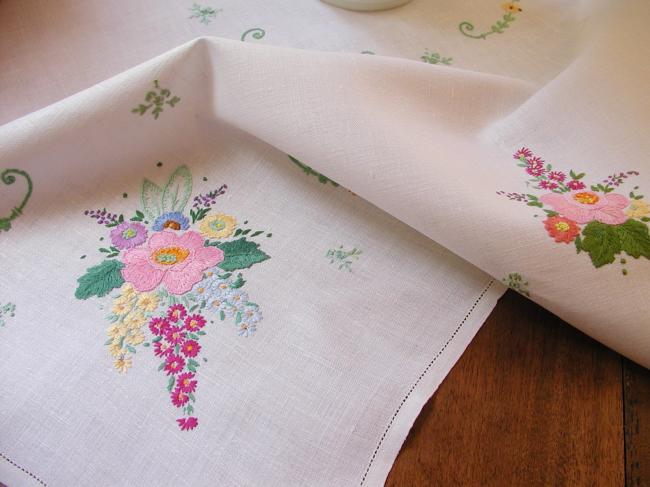 Si romantique nappe brodée à la main de fleurs en bouquet et rinceaux