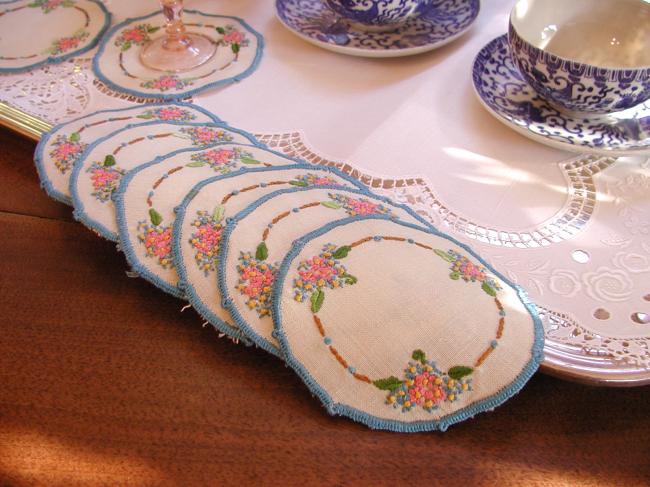 So romantic 8 glass mats with hand-embroidered forget-me-not