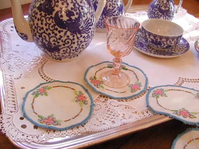 So romantic 8 glass mats with hand-embroidered forget-me-not